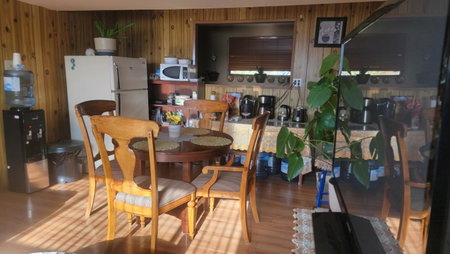 Charming - 2 bedrooms suite, 1 full bath & family room, Kamloops, Canada