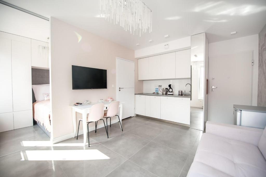 Amelia Suite, Poland