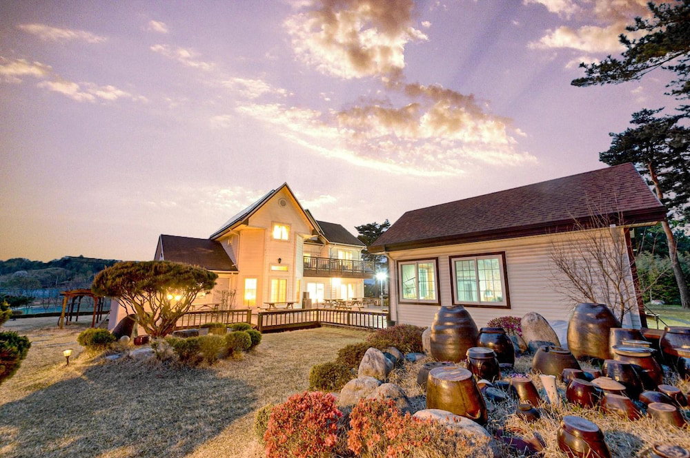 Hotel · Gangnueng Gadunji Pension, Gangneung