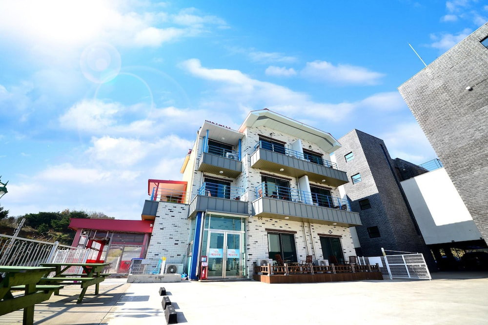 Hotel · Donghae Red Roof Pension, Donghae