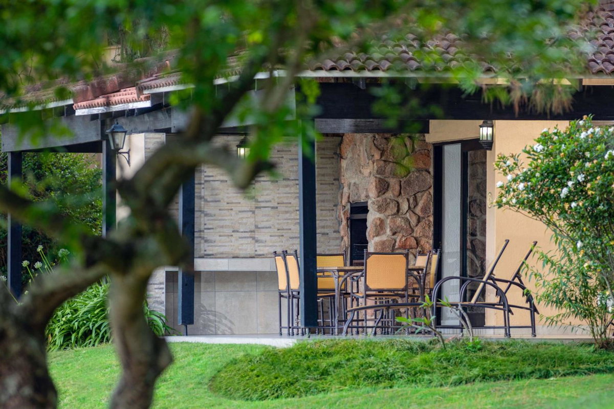 Hotel · Pine Lake Resort, White River