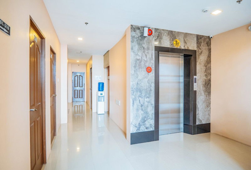 RedDoorz Plus @ Hotel Platinum Occidental Mindoro, San Jose, Philippines