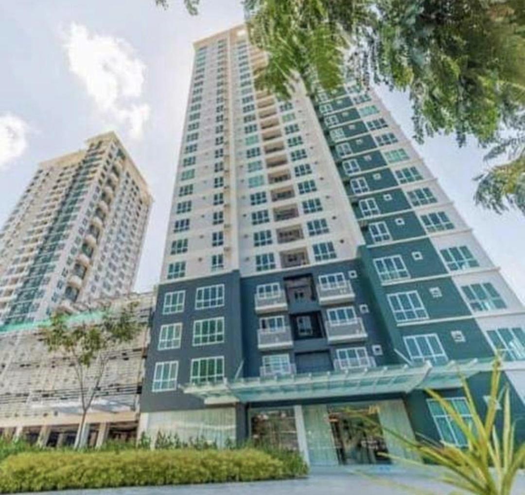 Abreeza Place Tower1 by Chriza, Philippines
