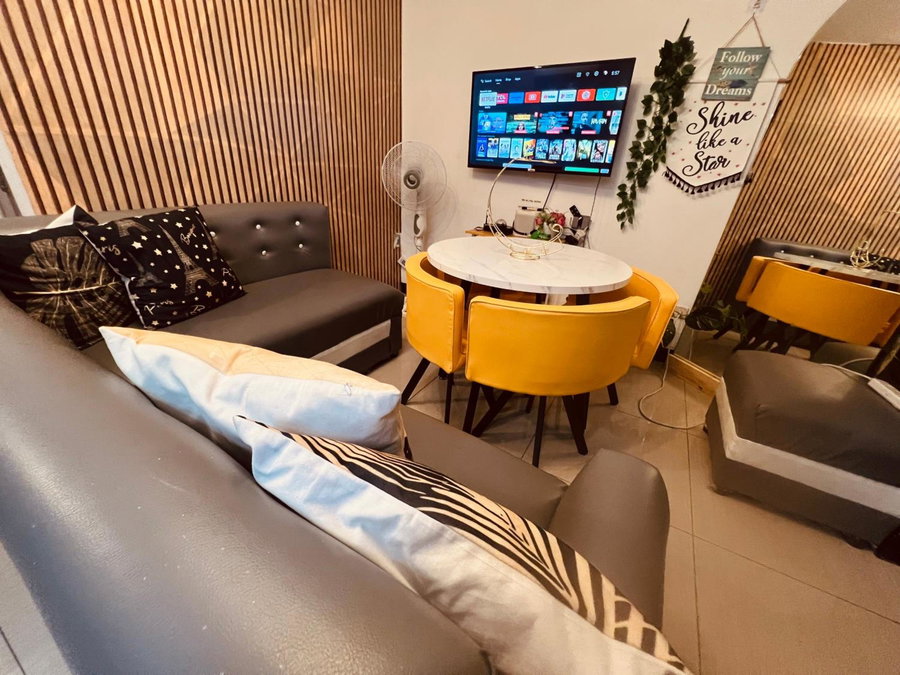 Mamby Gray's Place Balcony, Karaoke ,Wifi,Netflix &Kitchen, Imus, Philippines
