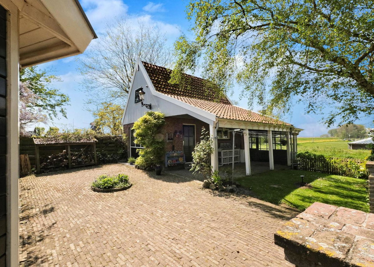 Hotel · Idyllisch en knus huisje met prachtige veranda., Oterleek
