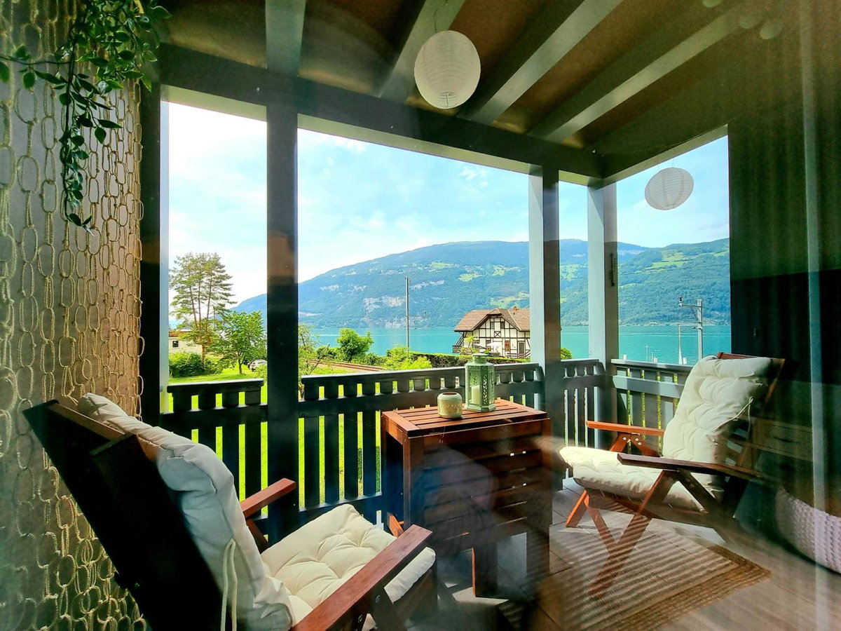 Strandhüsli directly on lake Thun, Switzerland