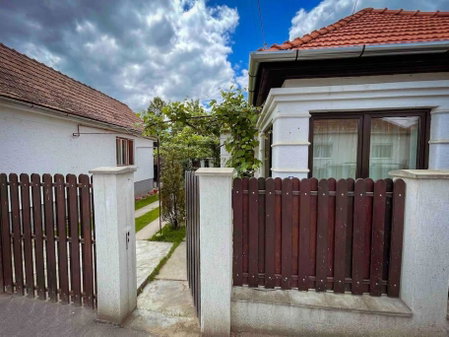 Casa 9, Albeşti, Romania