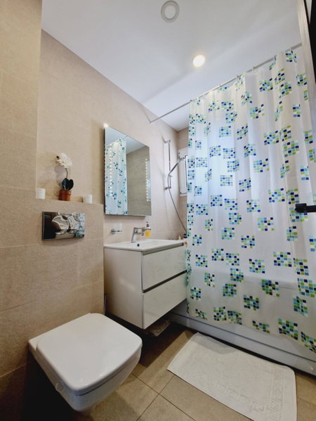 Turquoise apartment, Petroşani, Romania