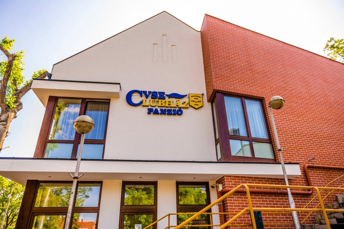 Hotel · CVSE Clubház és Panzió, Cegléd