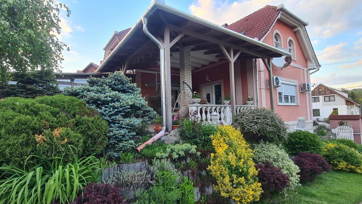 Bérc Apartman, Hungary