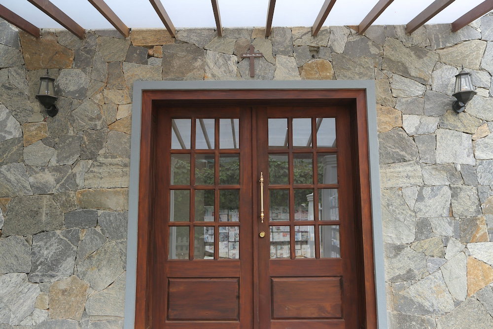 Hotel · Nicholas Cottage, Labukele