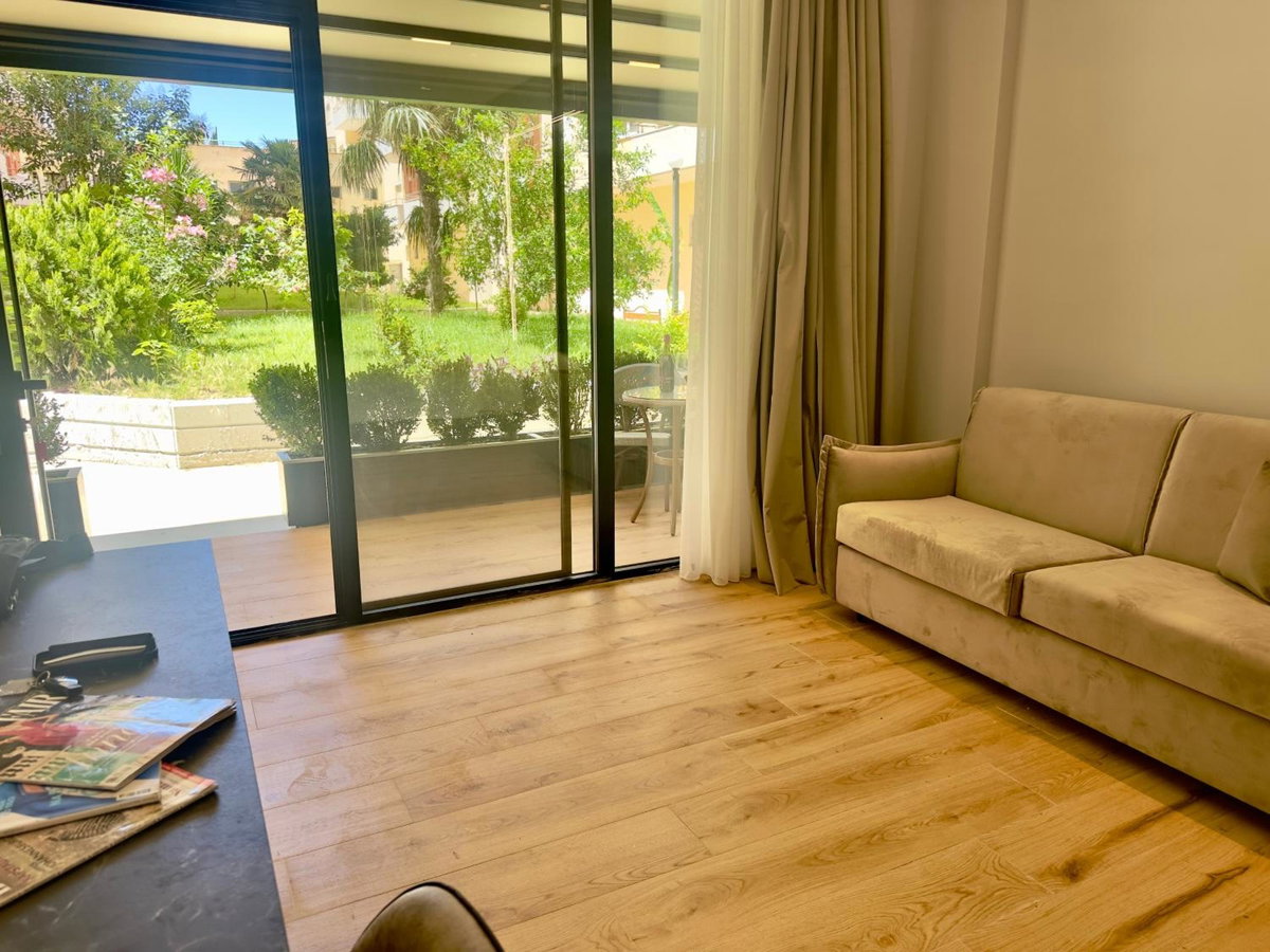 Elmar Comfort, Albania