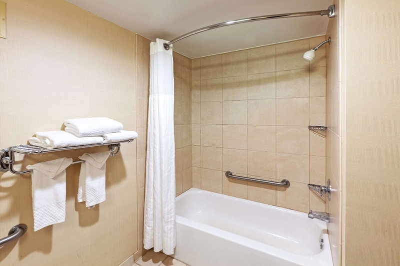 Embassy Suites by Hilton Greensboro Airport, Friendship, United States