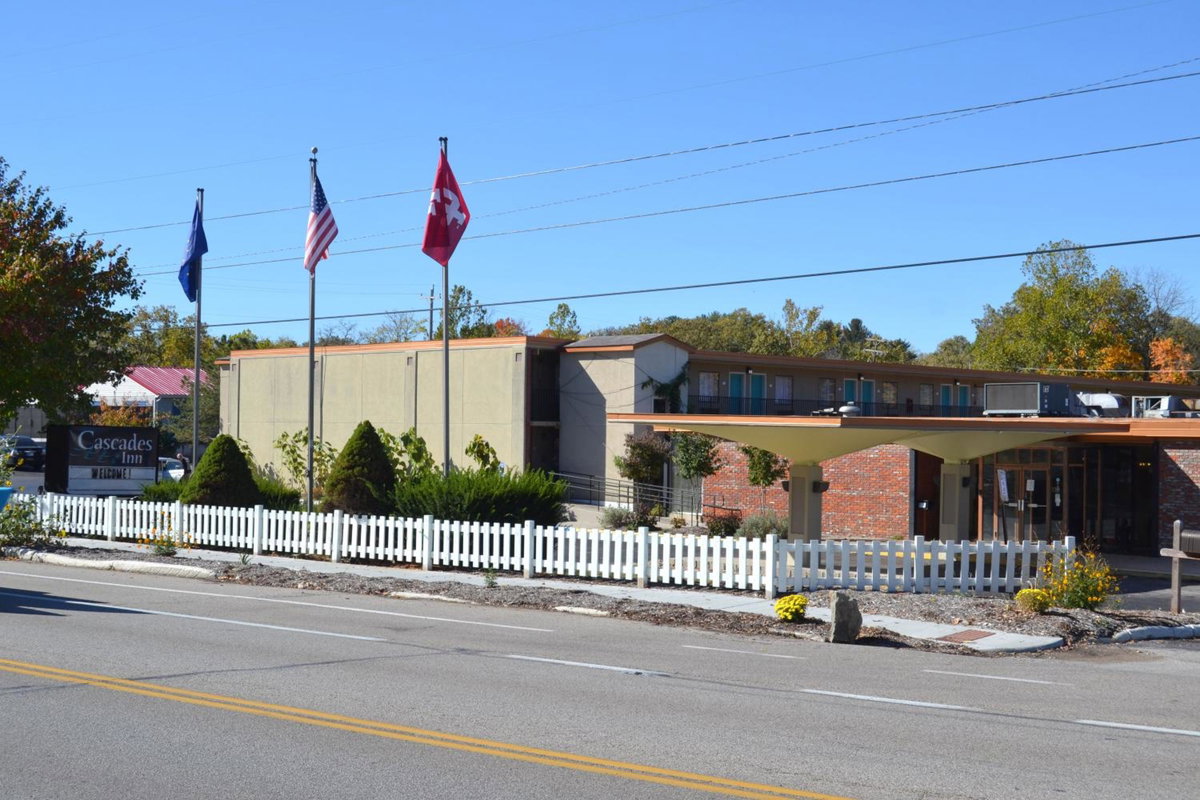 Hotel · Cascades Inn, Bloomington