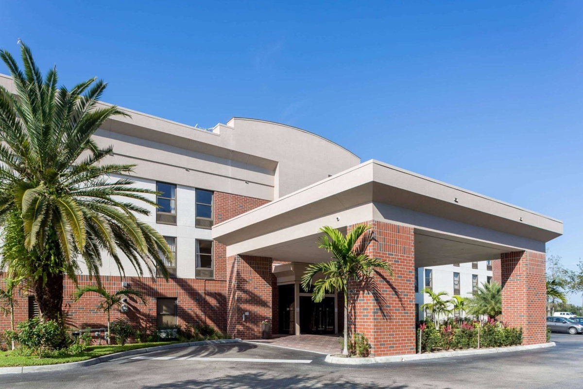 Hotel · Days Inn & Suites by Wyndham Fort Myers Near JetBlue Park, Gateway