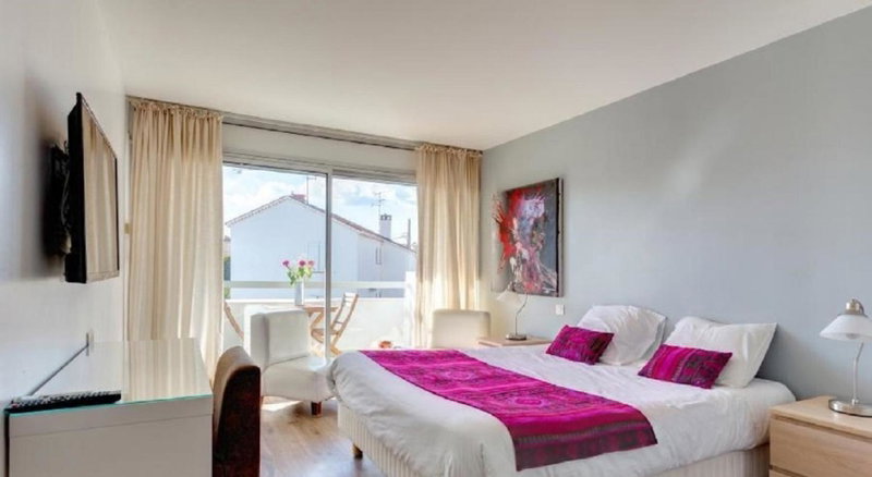 Hotel Sable Et Soleil - Port, Plage & Jacuzzi privé, Fréjus, France