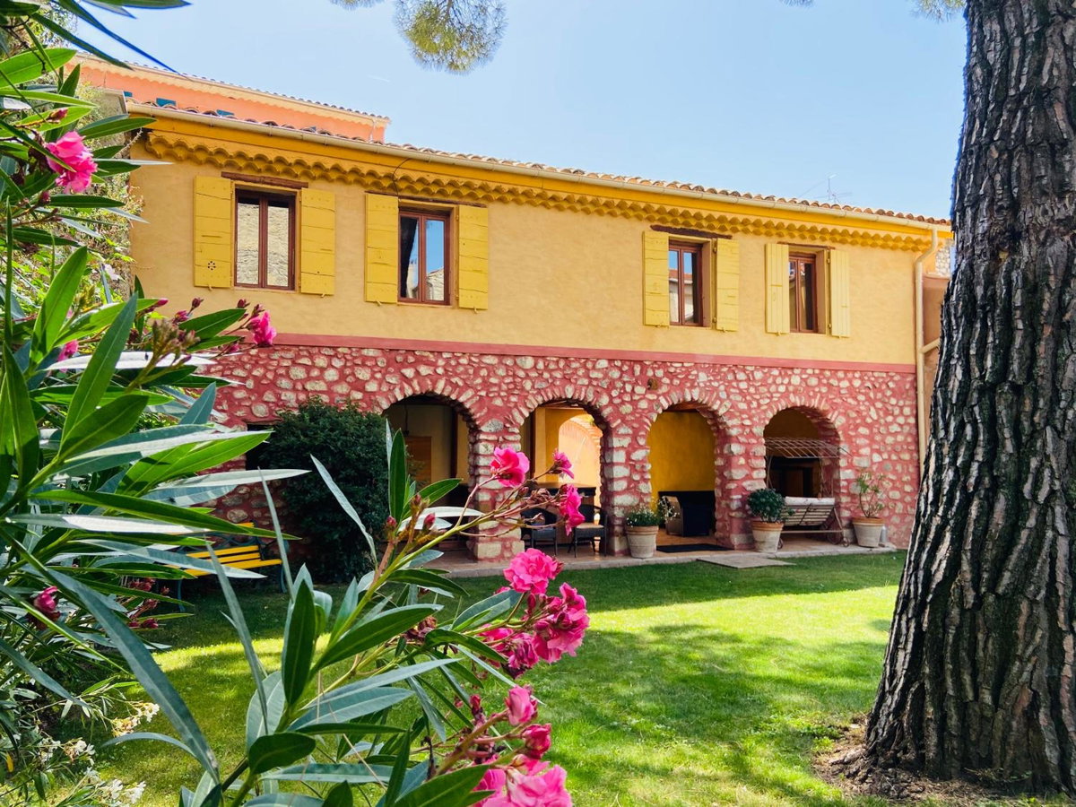 Hotel · Les Arcades Le Lion D'or, Buis-les-Baronnies