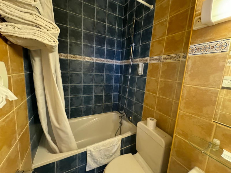 Hôtel Bosquet Pau Centre - Self Check In Budget Hotel, Pau, France