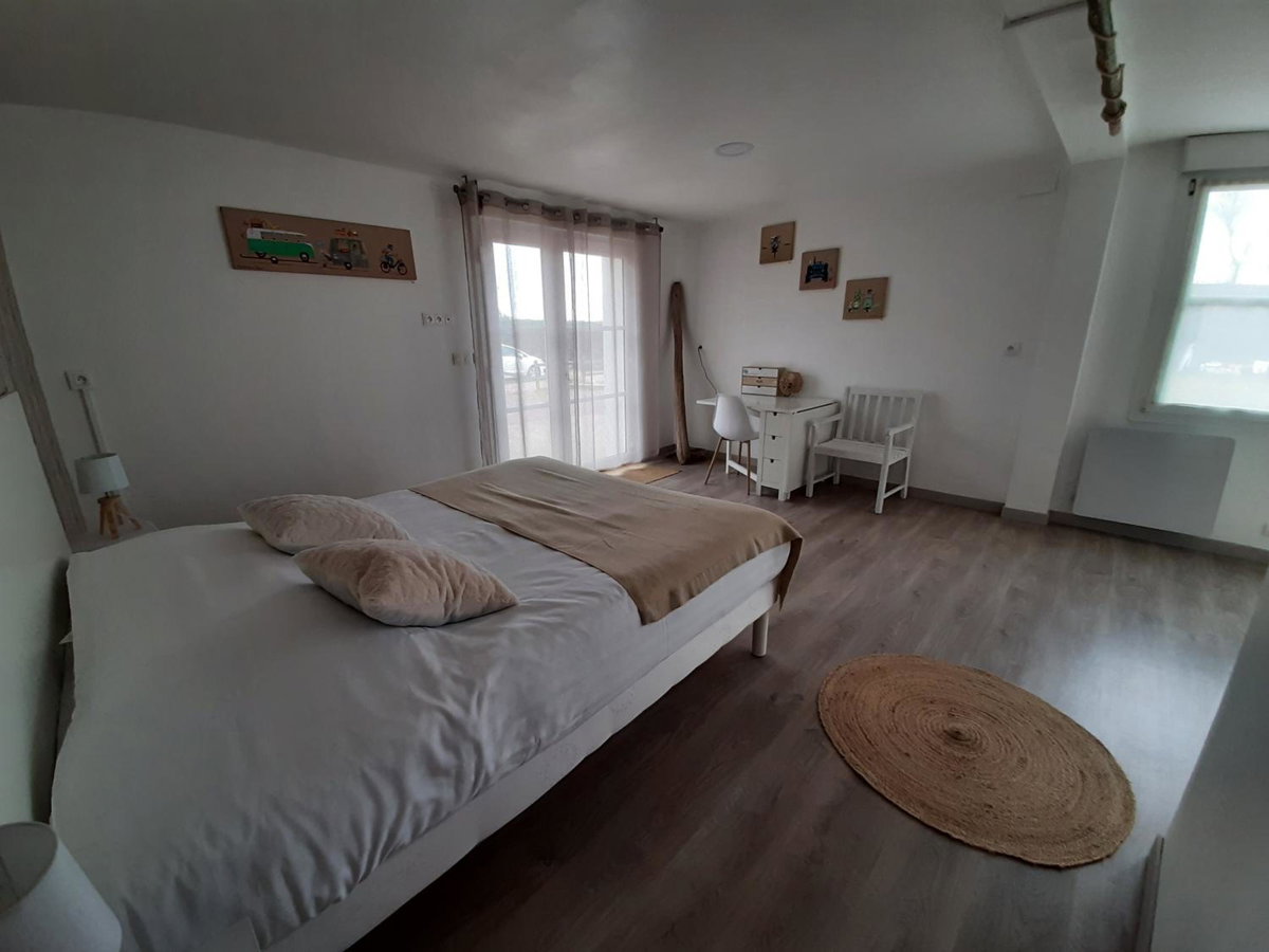 Hotel · Escales dans les dunes, Créances