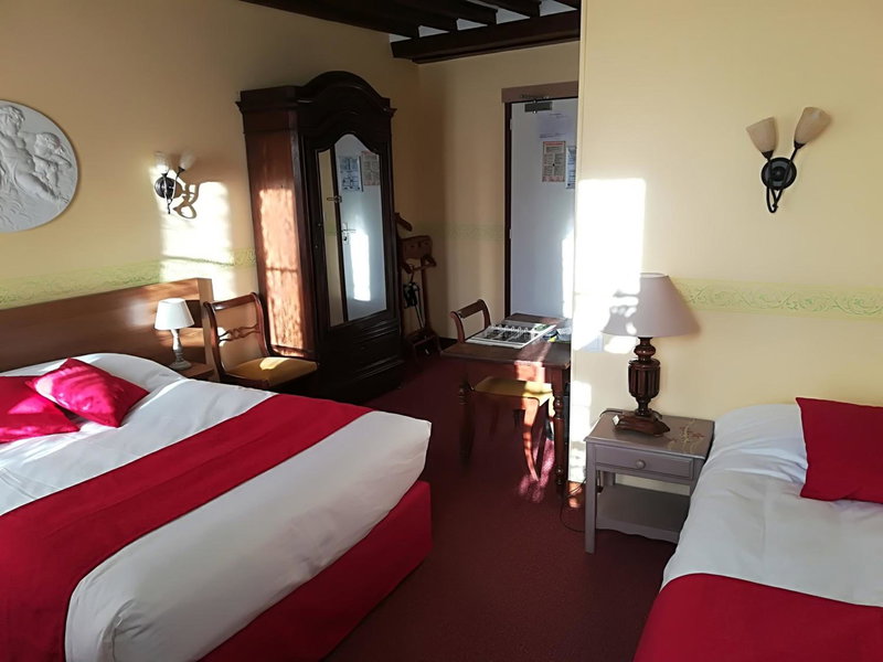Hostellerie Saint Martin- Logis Hôtel et Restaurant, Creully, France