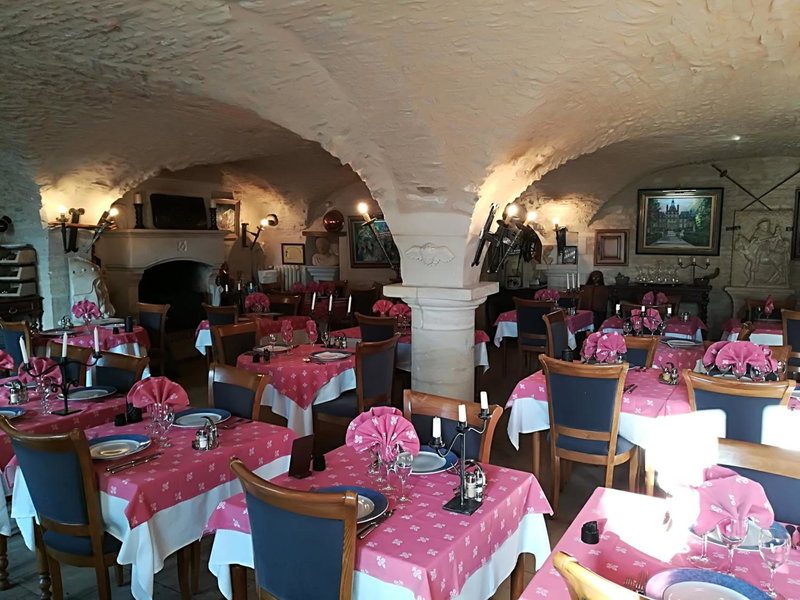 Hostellerie Saint Martin- Logis Hôtel et Restaurant, Creully, France