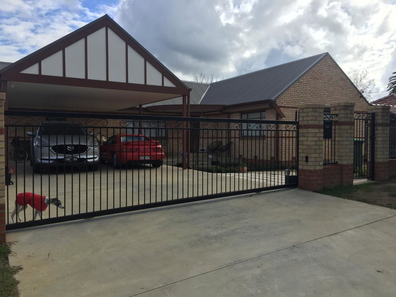 Modern, private and close to town., Albury, Australia