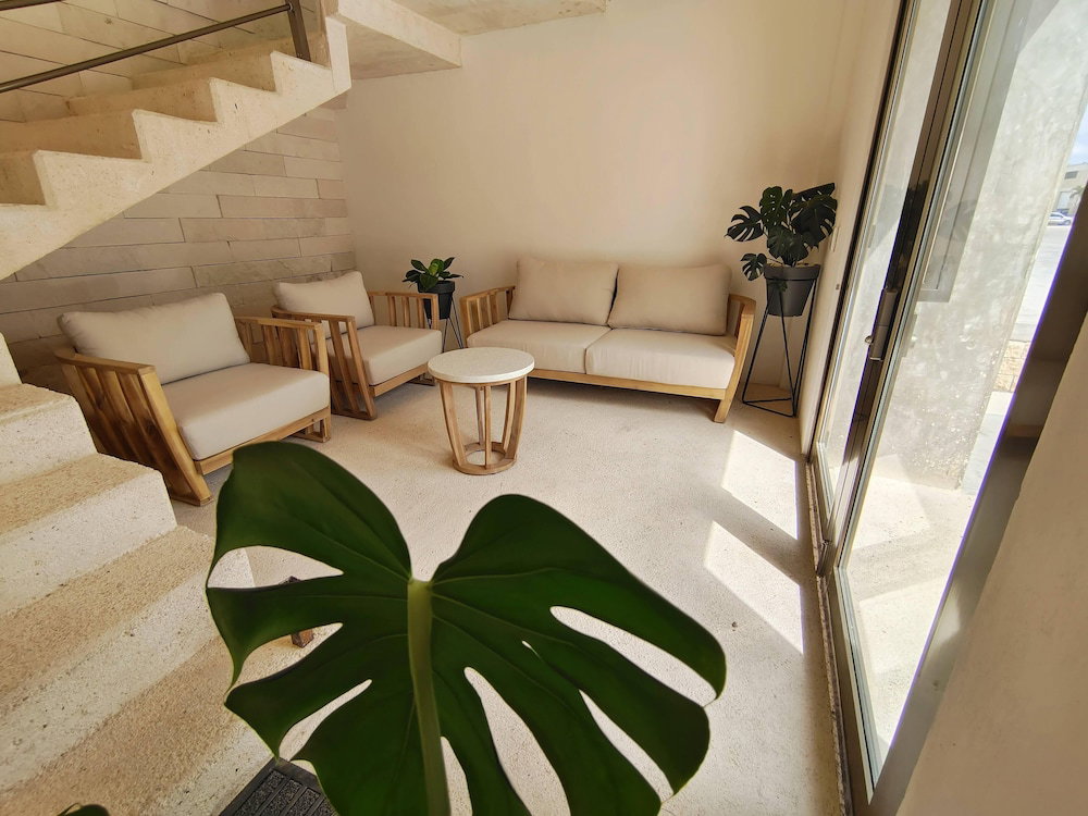 1st Luxury Warehouse, Mexico