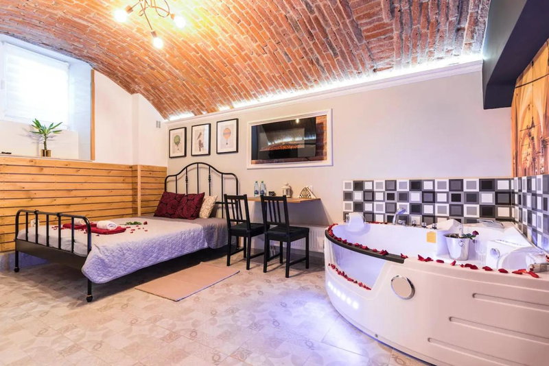 UNDERGROUND Jacuzzi Rooms, Kraków, Poland