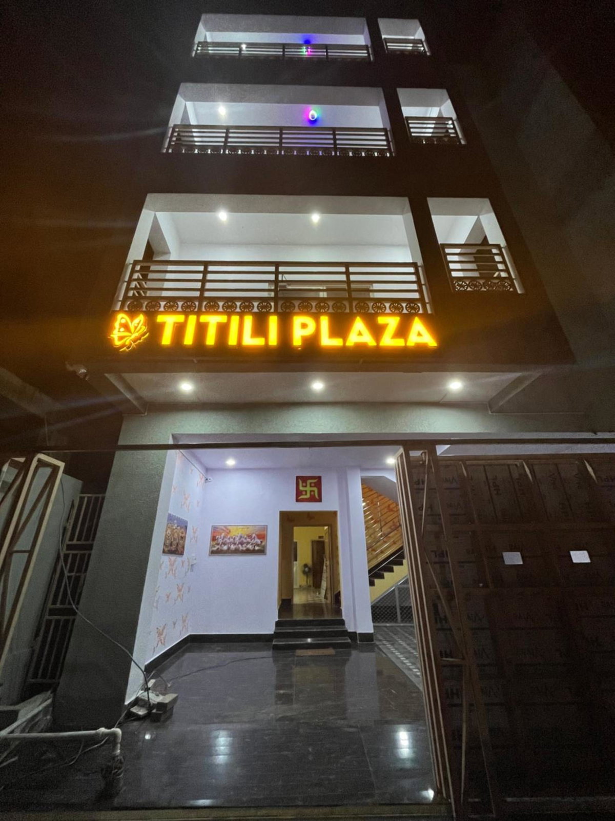 Titili Plaza, Индия