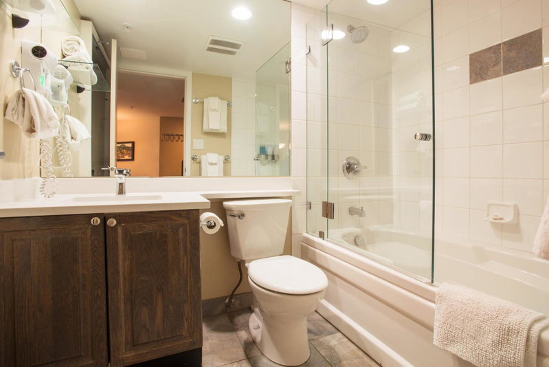 R & R Retreat Luxury Condo, Whistler, Canada
