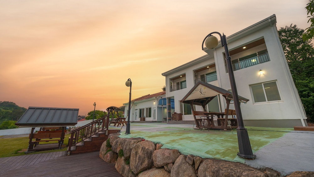 Hotel · Namhae Familyae Pension, Namhae
