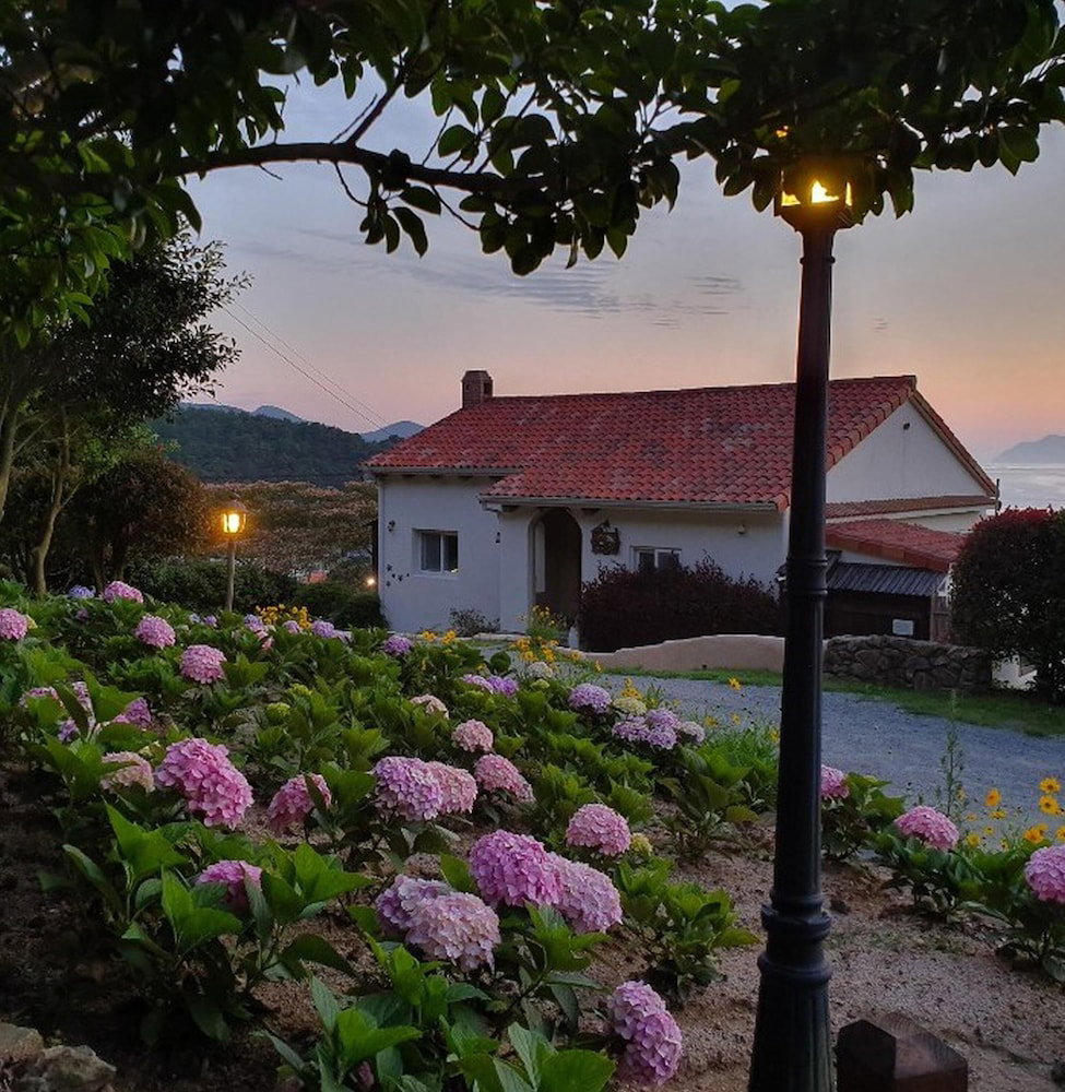 Hotel · Geoje Badatga, Aesop Ajeossine jip, Geoje