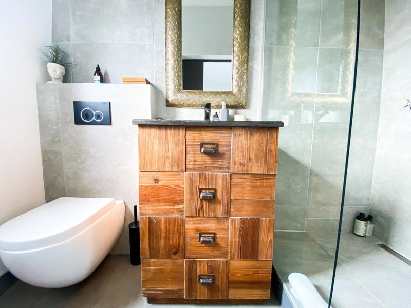 Stay On Main Plett - Contemporary 2-Bedroom Apartment, Plettenberg Bay, South Africa