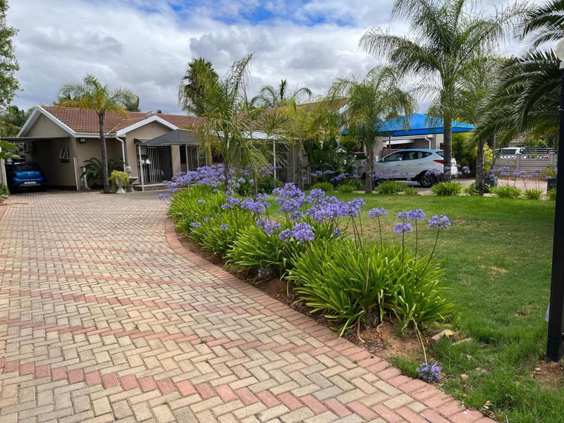 Oppi Draai Guesthouse, Oudtshoorn, South Africa