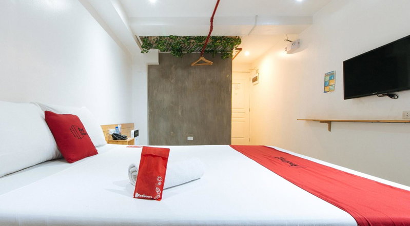 RedDoorz Plus at Boni Avenue Mandaluyong, Manila, Philippines