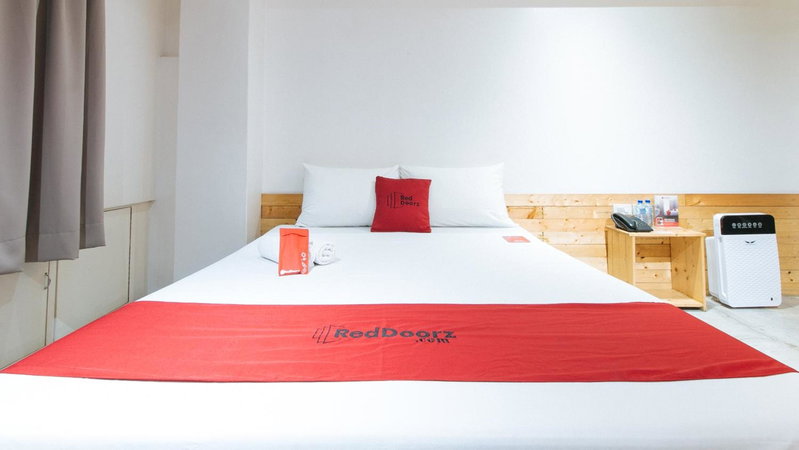 RedDoorz Plus at Boni Avenue Mandaluyong, Manila, Philippines