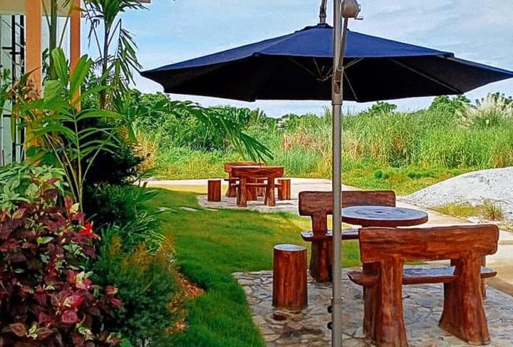 Jeanines Travellers Inn by RedDoorz, Morong, Philippines