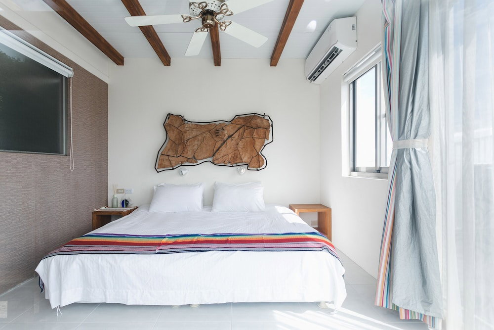 Hotel · LowPressure restaurant & surf guesthouse, Donghe