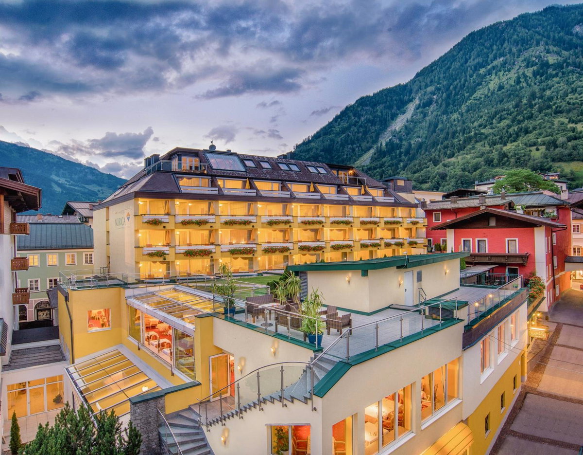 Hotel · Hotel Norica - Thermenhotels Gastein mit dem Bademantel direkt in die Therme, Bad Hofgastein