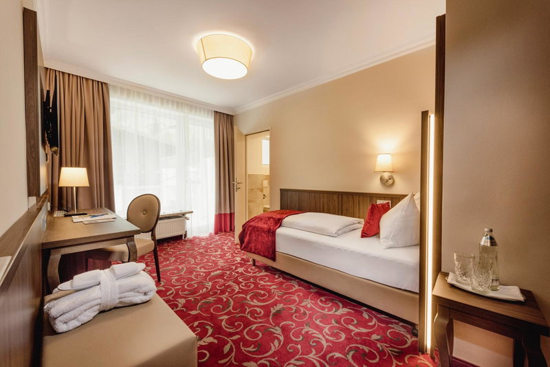 Hotel Norica - Thermenhotels Gastein mit dem Bademantel direkt in die Therme, Bad Hofgastein, Austria