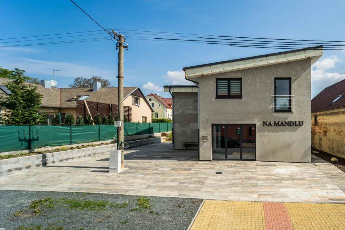 Hotel · Na Mandlu, Drmoul