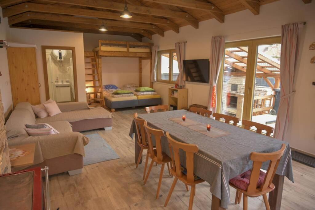 Útulný domek v zahradě v Unhošti nedaleko letiště, Czechia