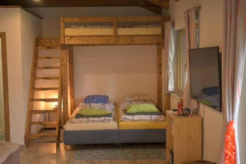 Útulný domek v zahradě v Unhošti nedaleko letiště, Unhošť, Czechia