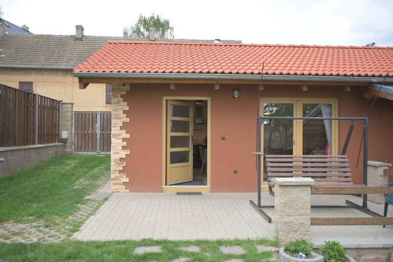 Útulný domek v zahradě v Unhošti nedaleko letiště, Unhošť, Czechia