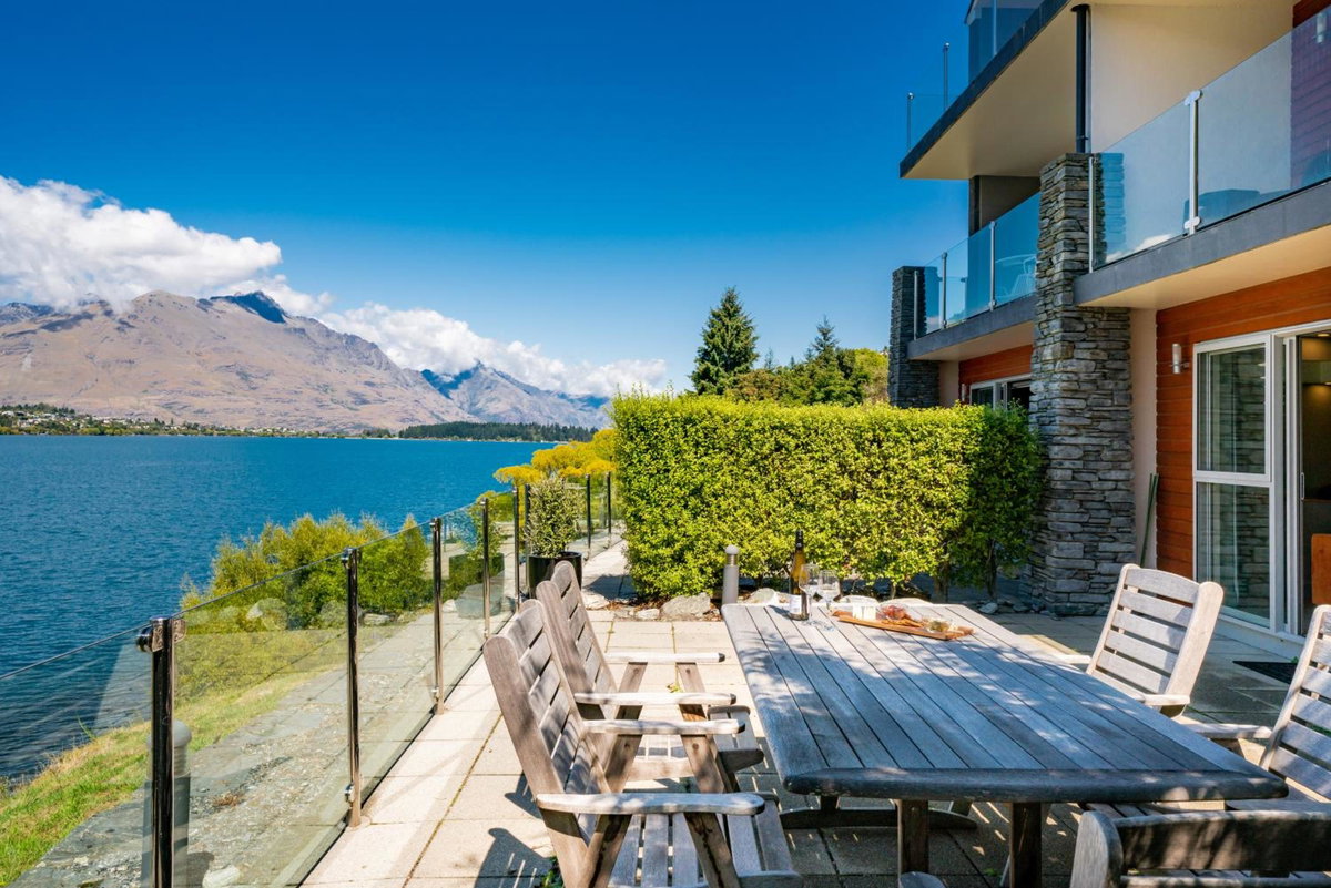 Lake Front 3-bedroom Apartment with Lake Access, New Zealand