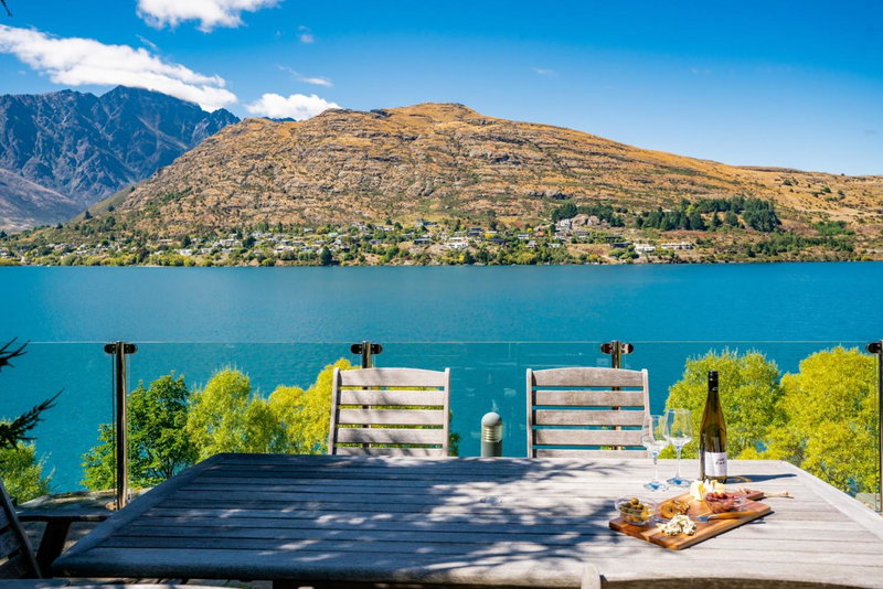 Lake Front 3-bedroom Apartment with Lake Access, Queenstown, New Zealand