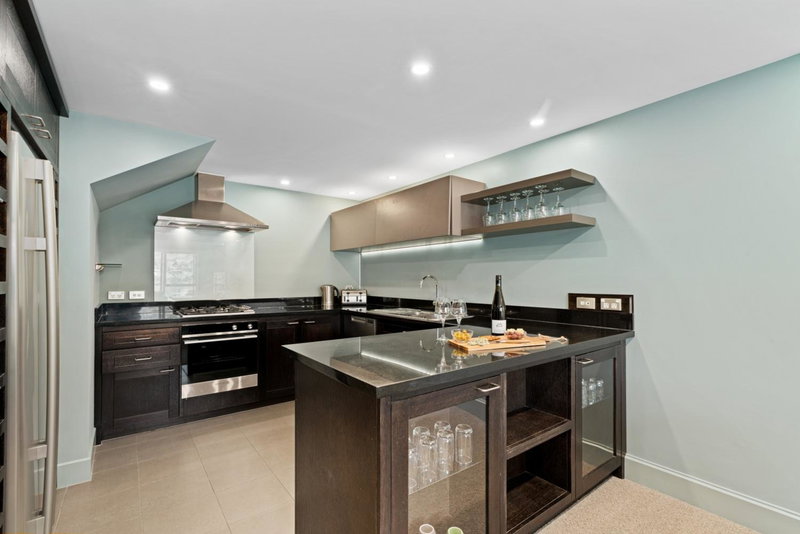 Lake Front 3-bedroom Apartment with Lake Access, Queenstown, New Zealand