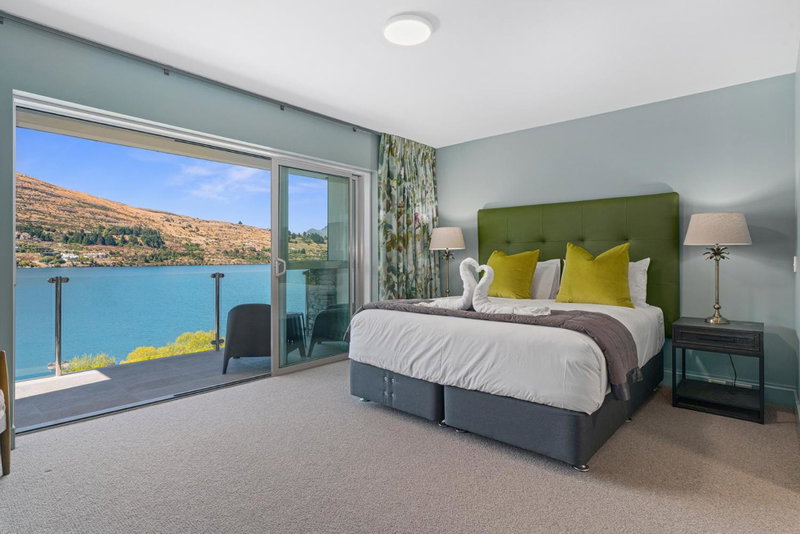 Lake Front 3-bedroom Apartment with Lake Access, Queenstown, New Zealand