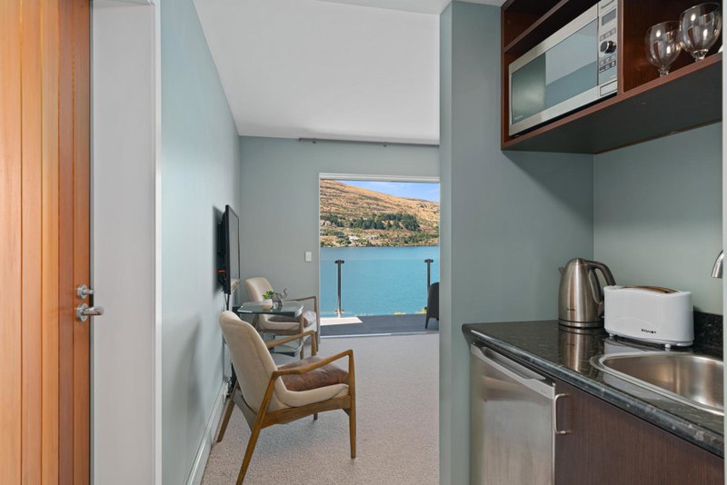 Lake Front 3-bedroom Apartment with Lake Access, Queenstown, New Zealand