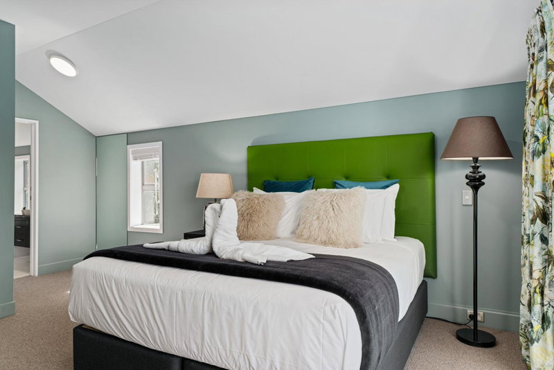 Lake Front 3-bedroom Apartment with Lake Access, Queenstown, New Zealand
